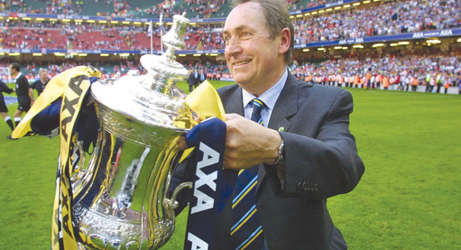 جيرار أولييه يحتفل بالتتويج بكأس إنجلترا مع ليفربول (أ.ف.ب)