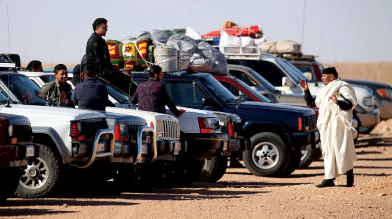 مشاركون في رحلة للسياحة الداخلية في الشويريف جنوب غربي طرابلس بداية هذا الشهر (أ.ف.ب)