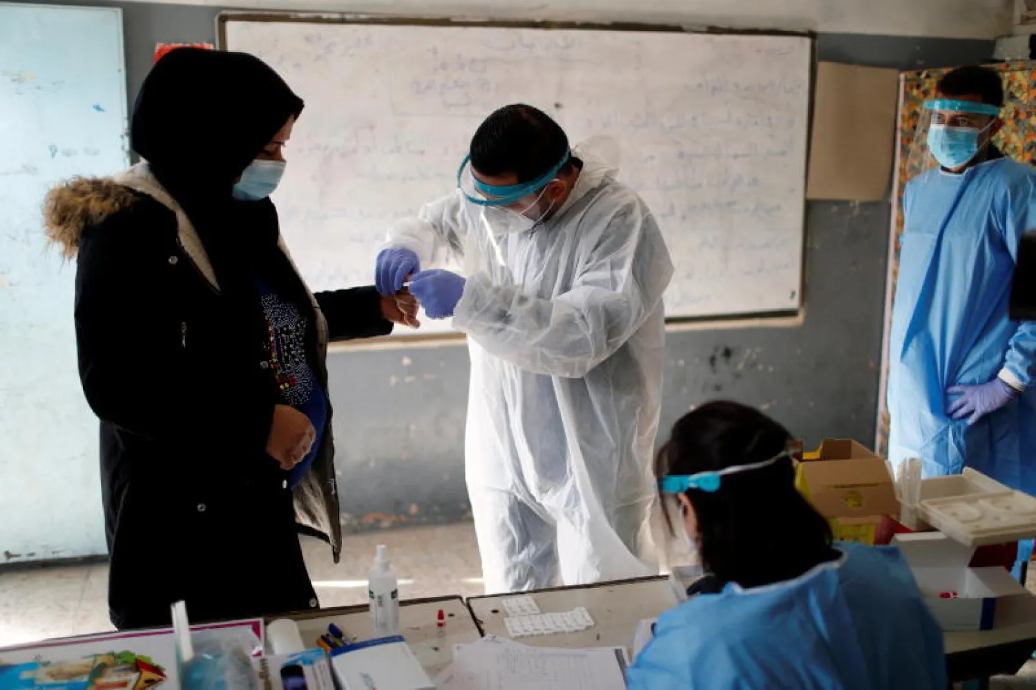 إجراء اختبارات الكشف عن «كورونا» لمدرّسة في بغداد (رويترز)