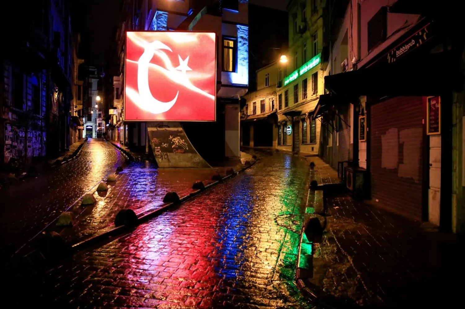 A deserted street in Istanbul's popular tourist neighborhood of Beyoglu amid the coronavirus pandemic, November 21, 2020 (Reuters)
