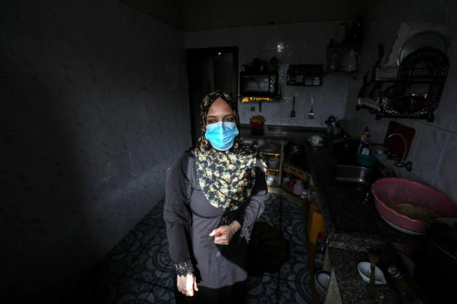 الفلسطينية أم سهيل تحجر نفسها في منزلها بغزة بعد ثبوت إصابتها بفيروس «كورونا» (إ.ب.أ)