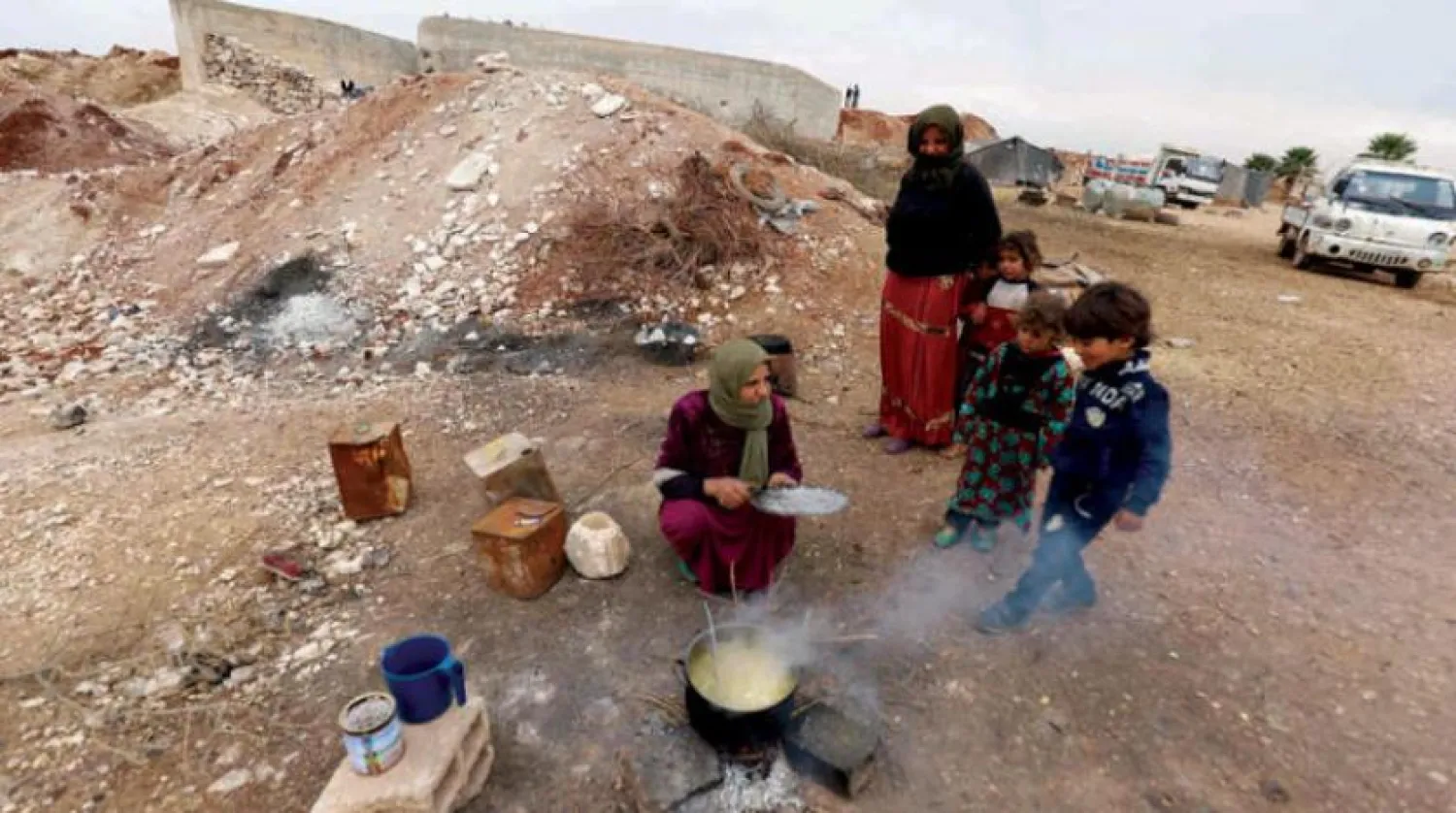 Suriye'nin kuzeybatısındaki İdlib kırsalında yerinden edilmiş insanlar (AFP)