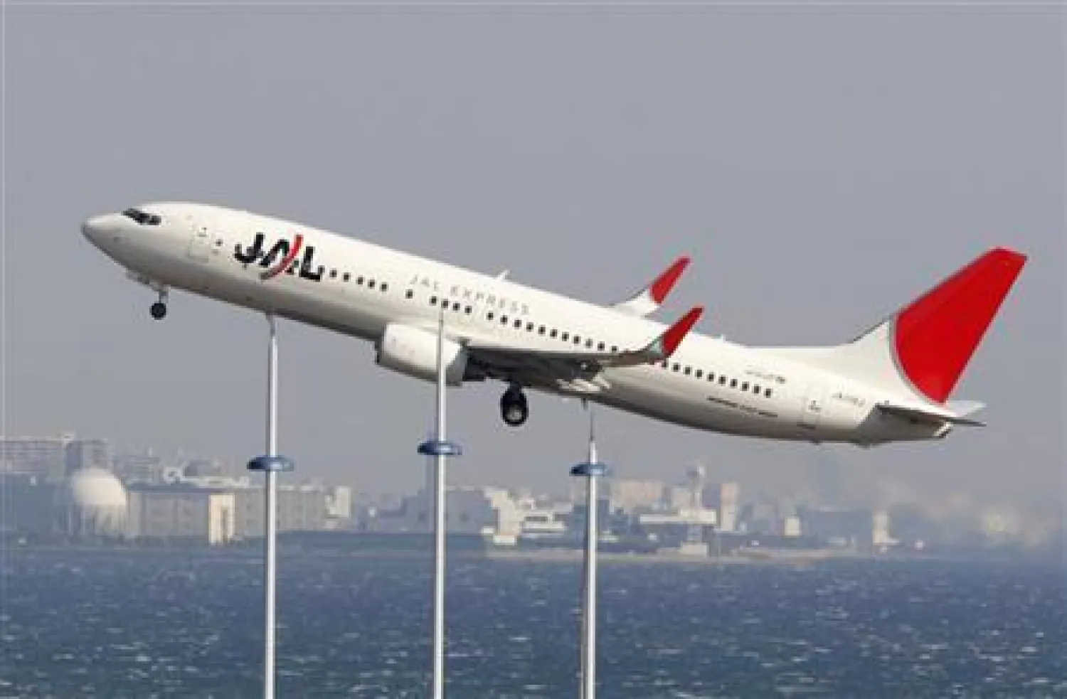 طائرة تابعة للخطوط الجوية اليابانية تُقلع من مطار بطوكيو (أرشيفية - رويترز)