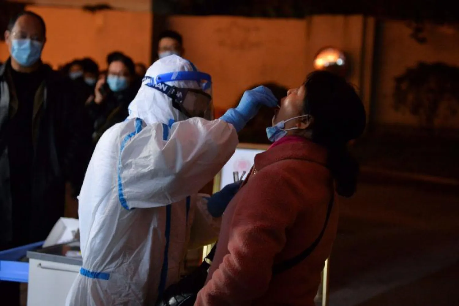 امرأة تخضع لاختبار الكشف عن فيروس كورونا في الصين (أ.ف.ب)