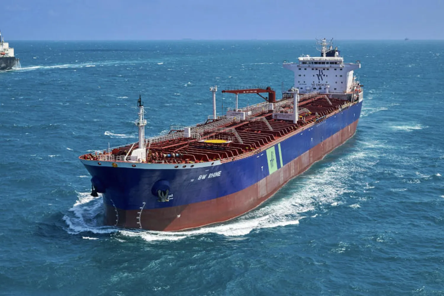 ناقلة النفط التي تعرضت أمس لهجوم بقارب مفخخ نتج عنه اشتعال حريق (أ.ب)