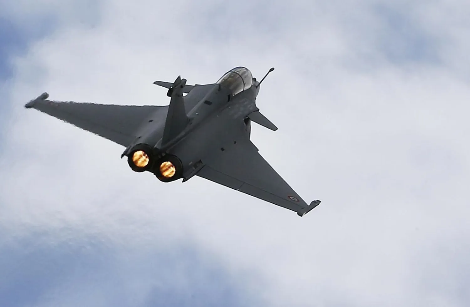 A Rafale fighter jet flies over the factory of French aircraft manufacturer Dassault Aviation in Merignac near Bordeaux, France, in this March 4, 2015 file photo. (Reuters)