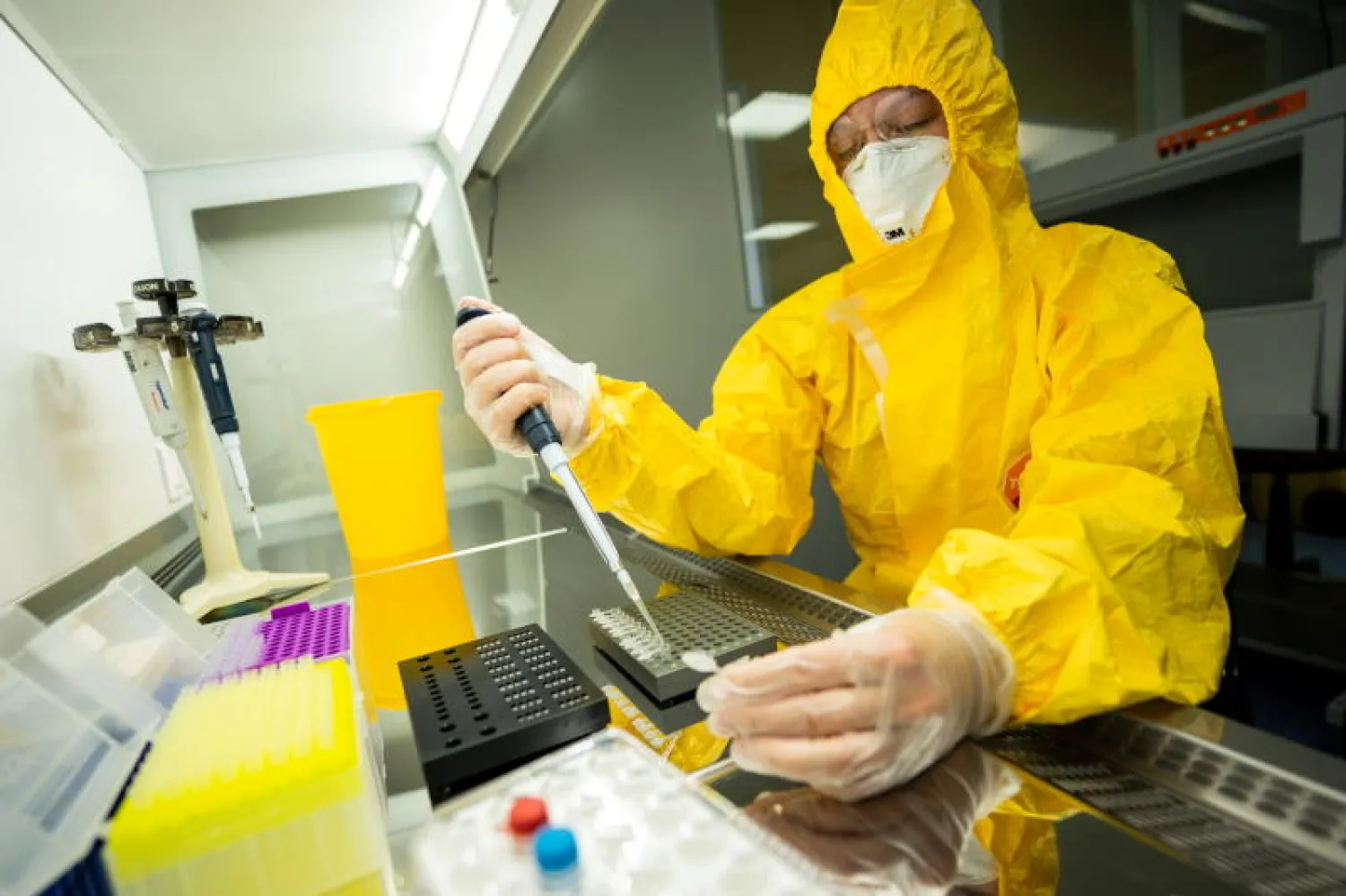 إختصاصي يعمل على لقاح ضد «كورونا» في روسيا (رويترز)