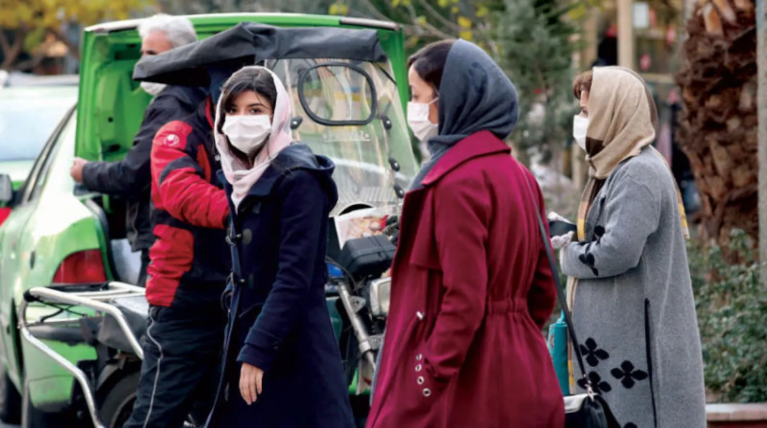 إيرانيات يعبرن شارعاً وسط هدوء حذر عقب موجة ثالثة من تفشي فيروس كورونا في طهران السبت الماضي (إ.ب.أ)