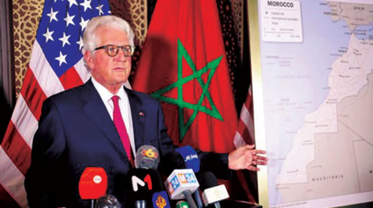 السفير الأميركي في الرباط لدى تقديمه أخيراً الخريطة الكاملة للمغرب التي اعتمدتها الحكومة الأميركية (ماب)