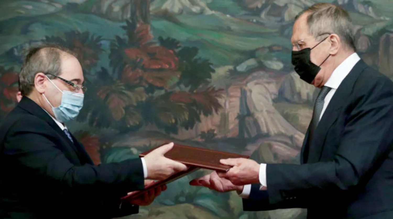 وزيرا الخارجية الروسي سيرغي لافروف والسوري فيصل المقداد في موسكو أمس (أ.ف.ب)