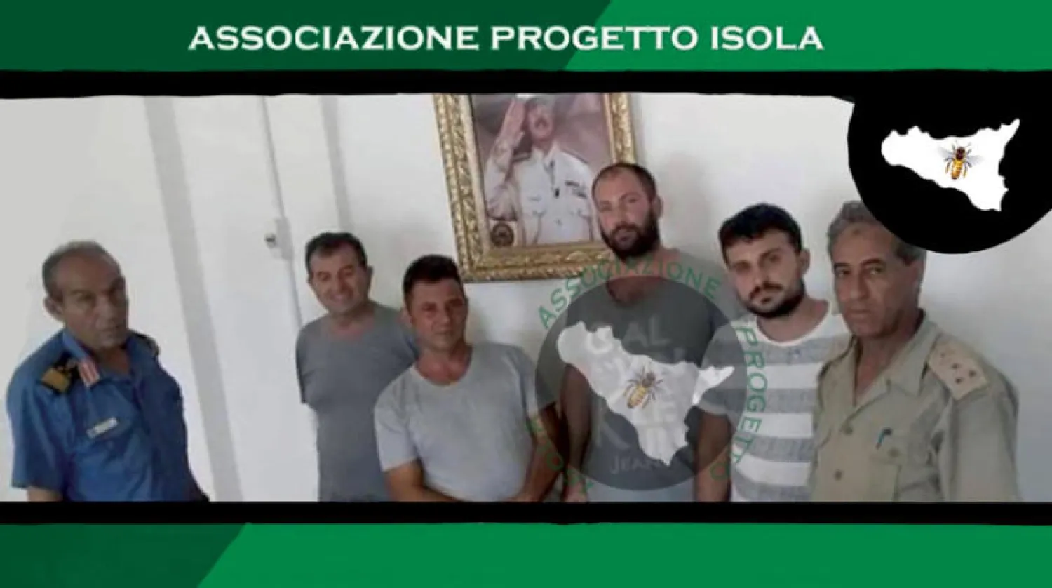 صورة التقطت بالفيديو لعدد من الصيادين الإيطاليين الذين تم إطلاق سراحهم في بنغازي (إ.ب.أ)