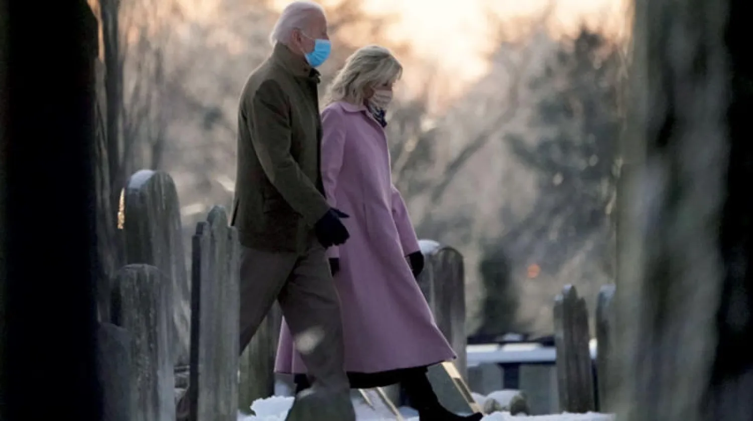بايدن وزوجته جيل في طريقهما إلى الكنيسة في ويلمينغتون أمس (رويترز)