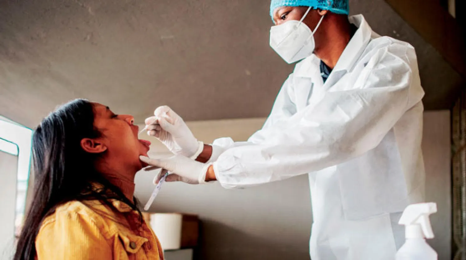 مركز لفحص «كورونا» في جوهانسبرغ أمس (أ.ف.ب)