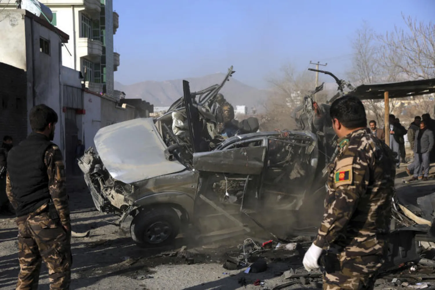 رجال أمن أفغان يتفقدون موقع هجوم سابق نفّذته حركة «طالبان» (أرشيفية - أ.ب)