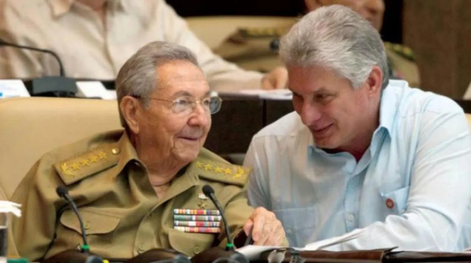 Miguel Diaz-Canel (sağda) ile Raul Castro (AFP)