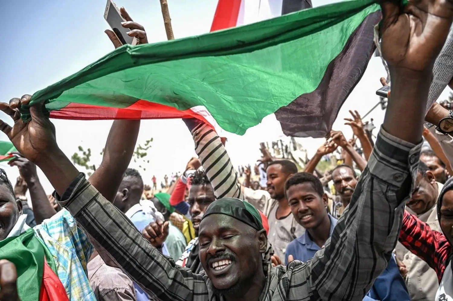 Sudanese protesters demonstrate outside the army complex in Khartoum, April 2019. (AFP)