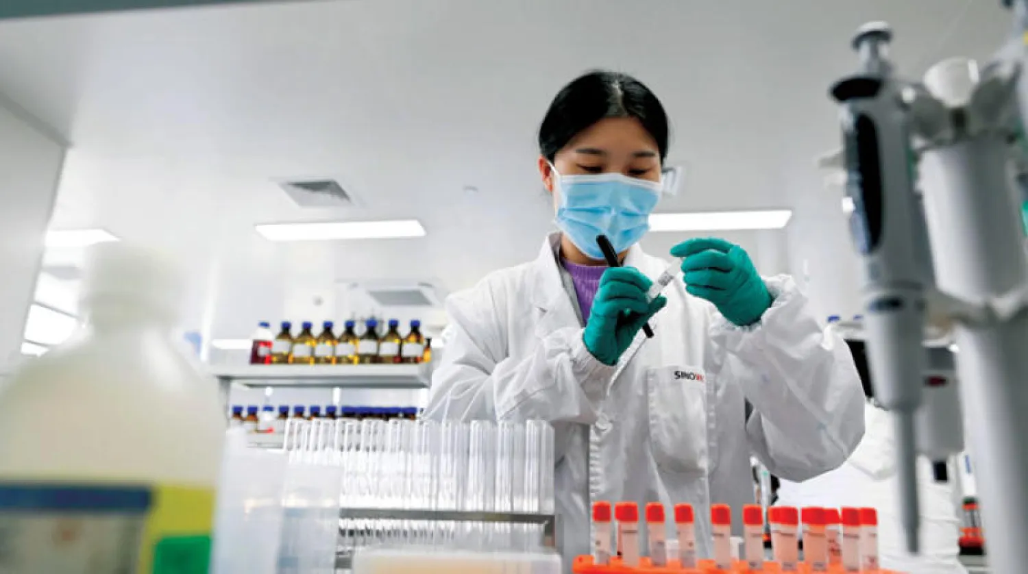 مختبر «سينوفاك» في بكين لتطوير لقاح ضد «كوفيد - 19» (أ.ف.ب)