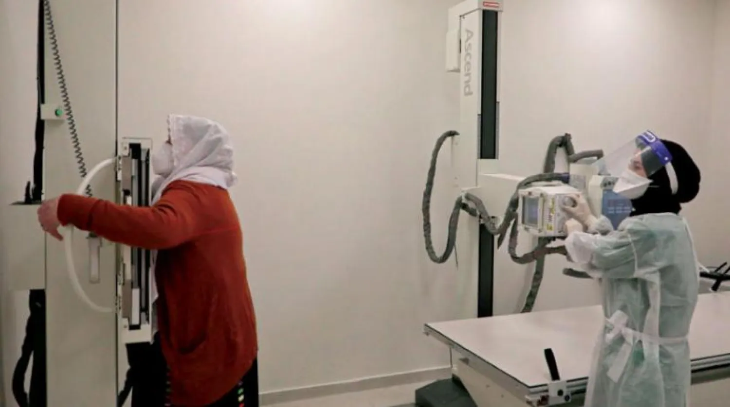 El-Halil’de dün bir koronavirüs hastasının akciğer röntgeni çekiliyor (AFP)