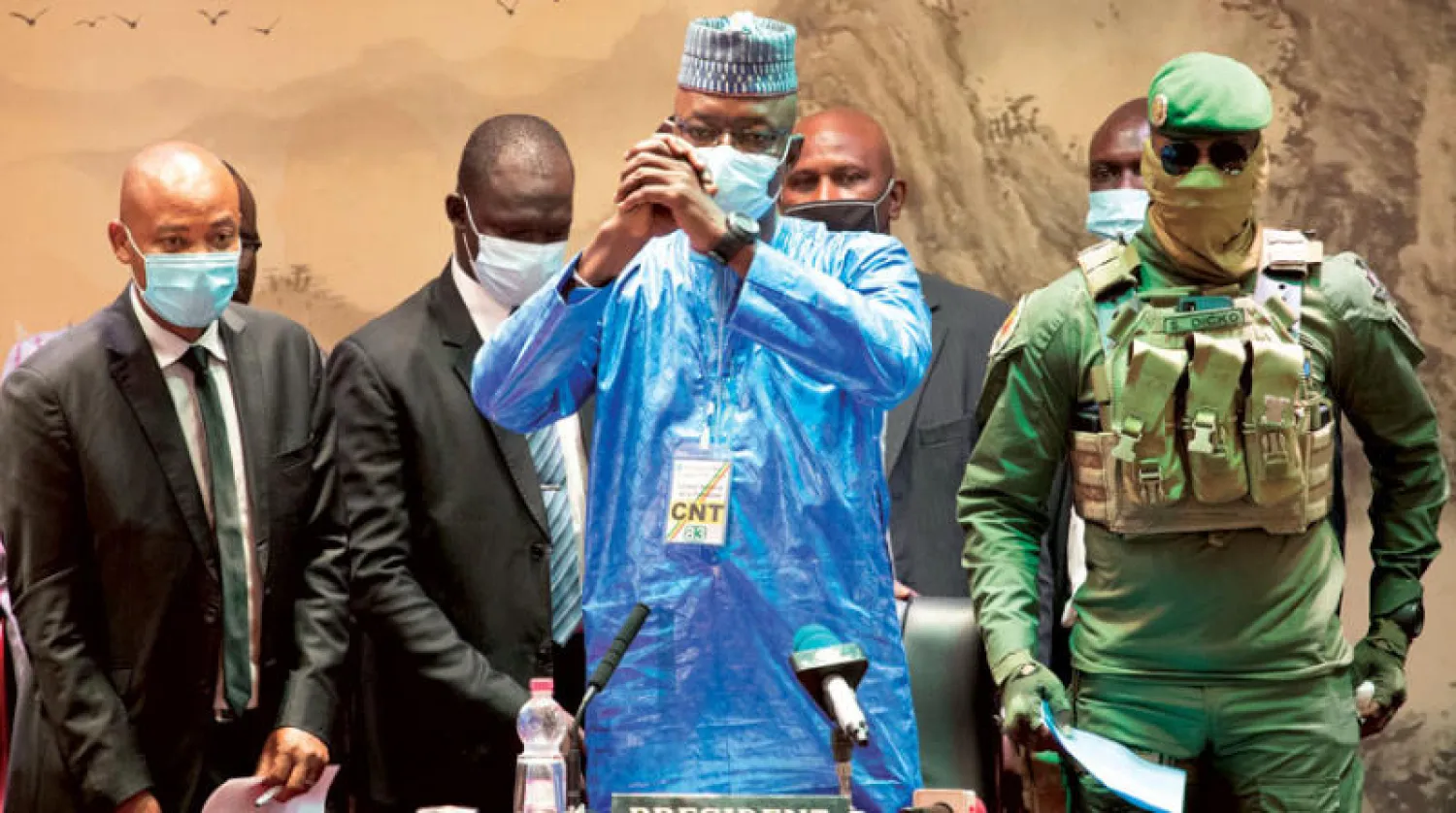 نائب رئيس «اللجنة الوطنية للإنقاذ الشعبي» الكولونيل مالك دياو وهو أحد الضباط المشاركين  في الانقلاب على الرئيس إبراهيم بوبكر كيتا في أغسطس الماضي بعد فوزه برئاسة المجلس الوطني الانتقالي في باماكو يوم 5 ديسمبر الجاري (إ.ب.أ)