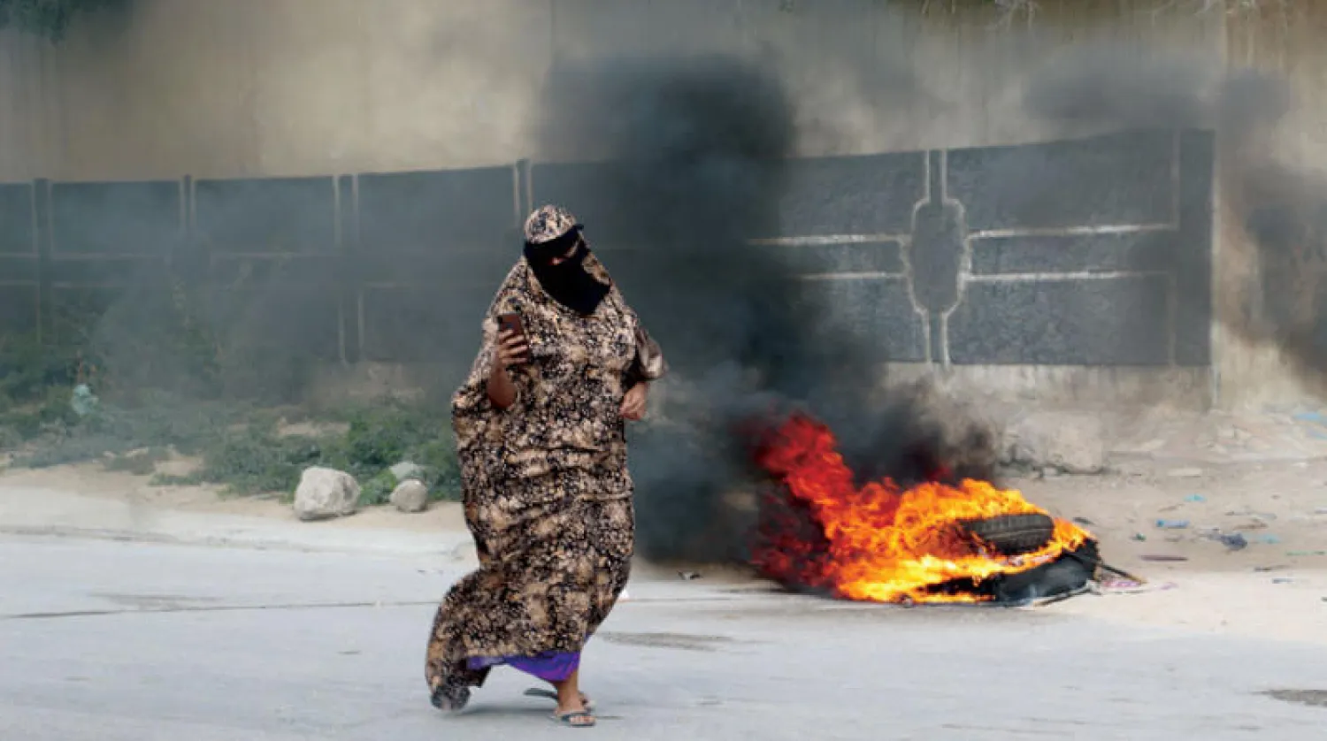 إطارات مشتعلة خلال احتجاجات ضد الرئيس الصومالي محمد عبد الله فارماجو في مقديشو يوم الثلاثاء الماضي (أ.ف.ب)