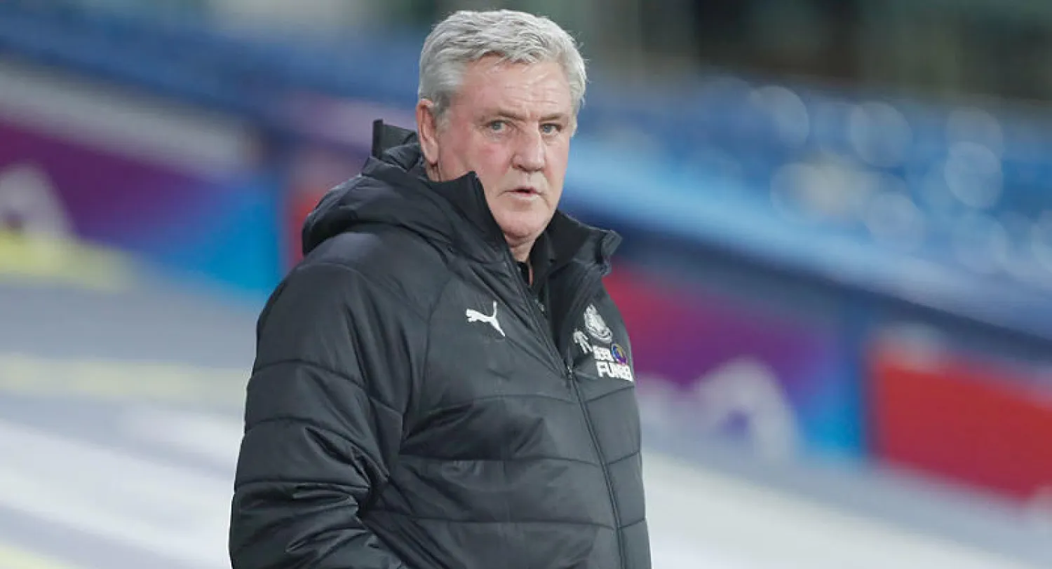 بروس مدرب نيوكاسل يعارض التبديلات الخمسة (أ.ب)