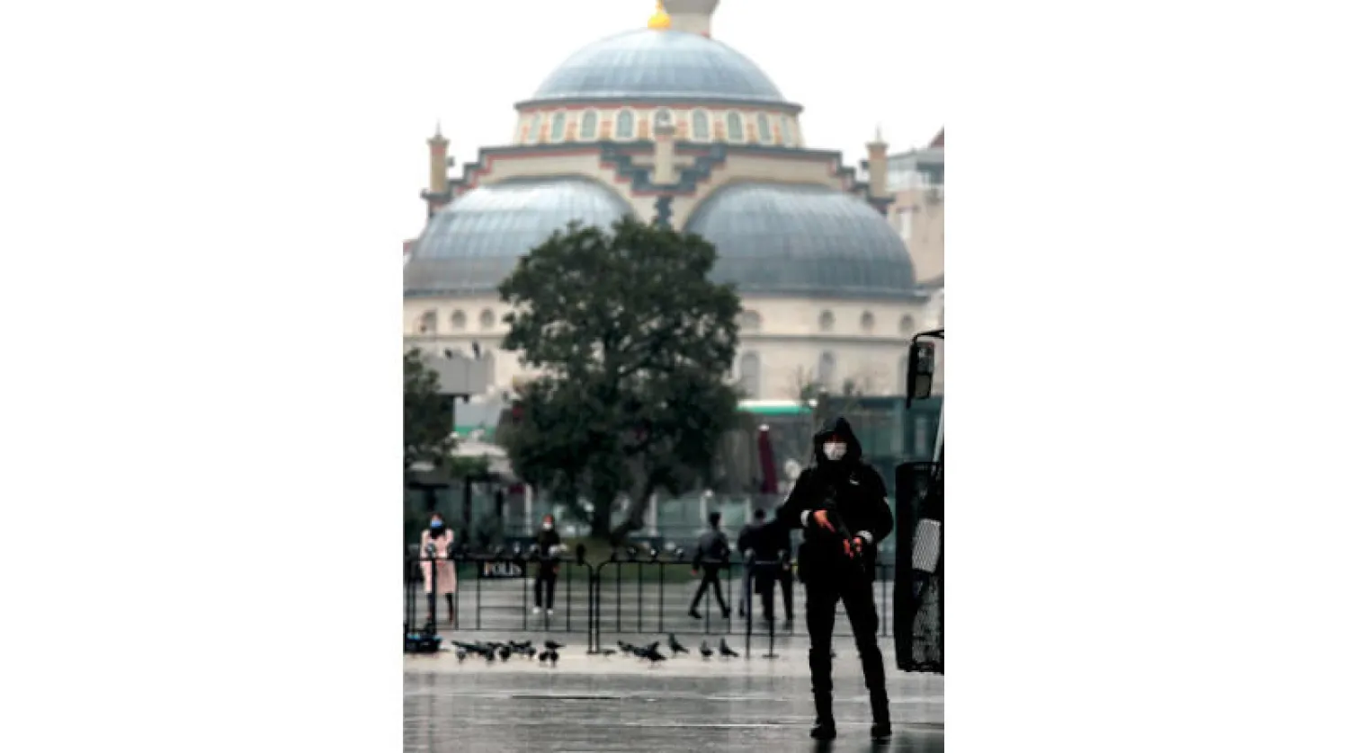 شرطي أمام مقر محكمة في إسطنبول يوم الجمعة خلال النظر في اتهامات ضد ناشط معارض للرئيس التركي (أ.ب)