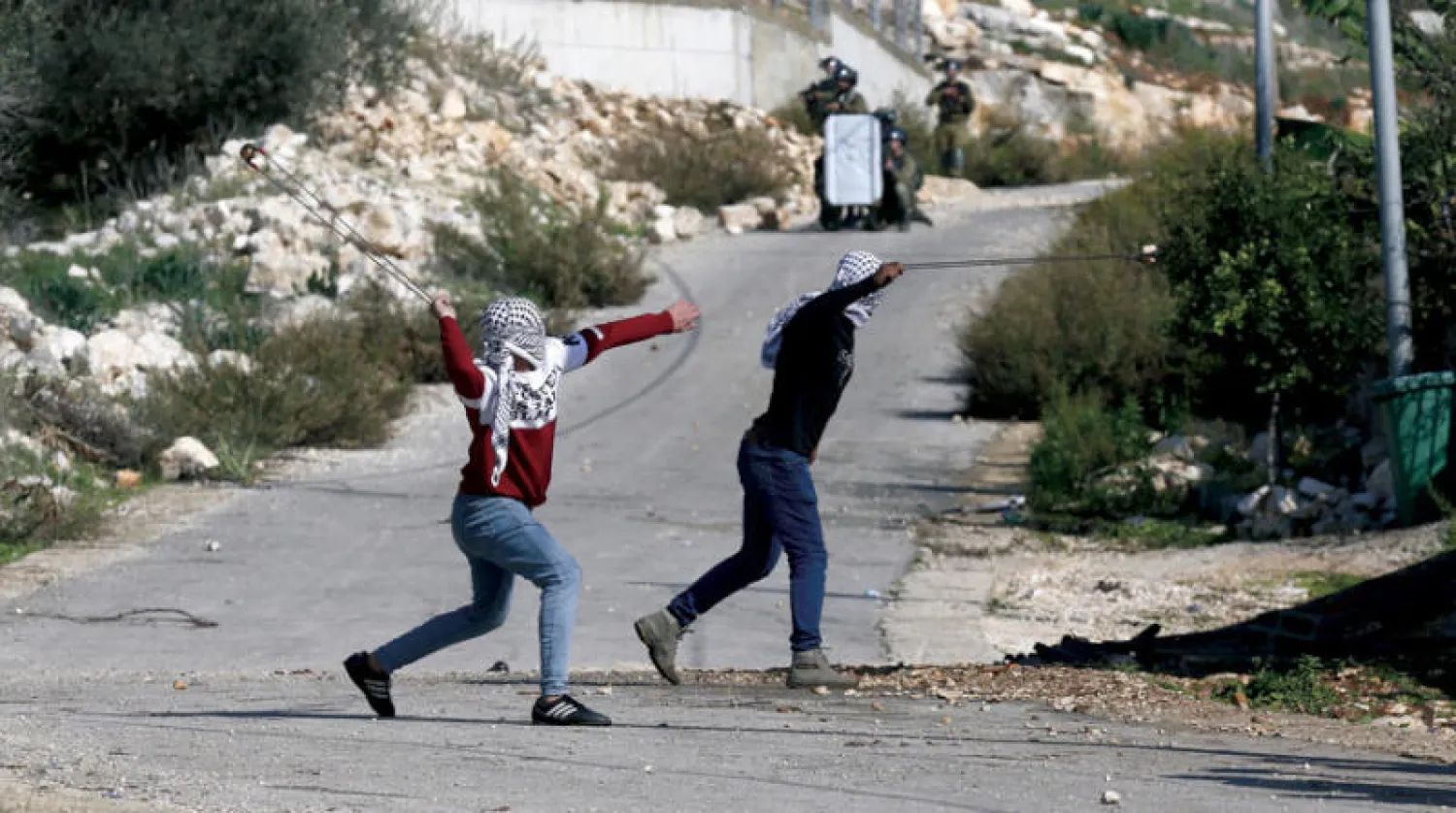 محتجون فلسطينيون ضد المستوطنات الإسرائيلية في كفر قدوم قرب نابلس (إ.ب.أ)