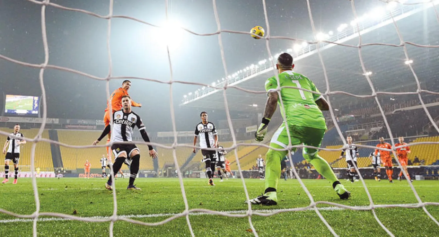 رونالدو نجم يوفنتوس يقفز عالياً ليسجل برأسه في مرمى بارما (أ.ب)