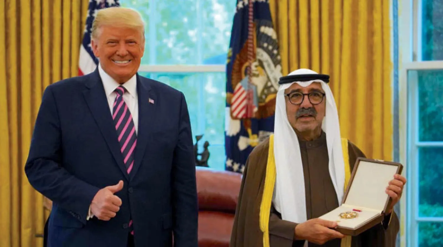 الشيخ ناصر صباح الأحمد الصباح في آخر ظهور رسمي له إلى جانب الرئيس الأميركي في 18 سبتمبر (أيلول) لتكريم والده الشيخ صباح الأحمد إذ منحه دونالد ترمب وسام الاستحقاق العسكري برتبة قائد أعلى (كونا)