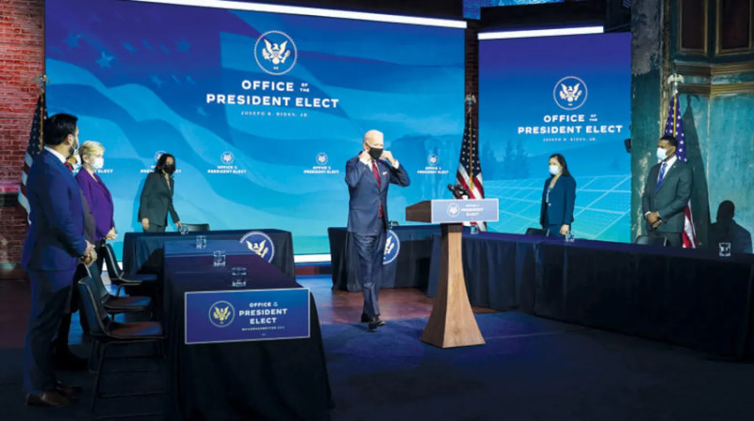 بايدن لدى الإعلان عن فريقه المناخي في ويلمينغتون أول من أمس (أ.ف.ب)