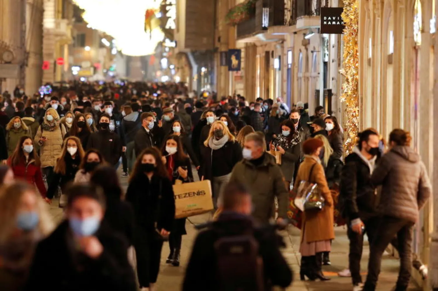 أشخاص يسيرون في شارع «فيا دل كورسو» بروما بينما تستعد الحكومة لتشديد قيود «كورونا» قبل عيد الميلاد (رويترز)