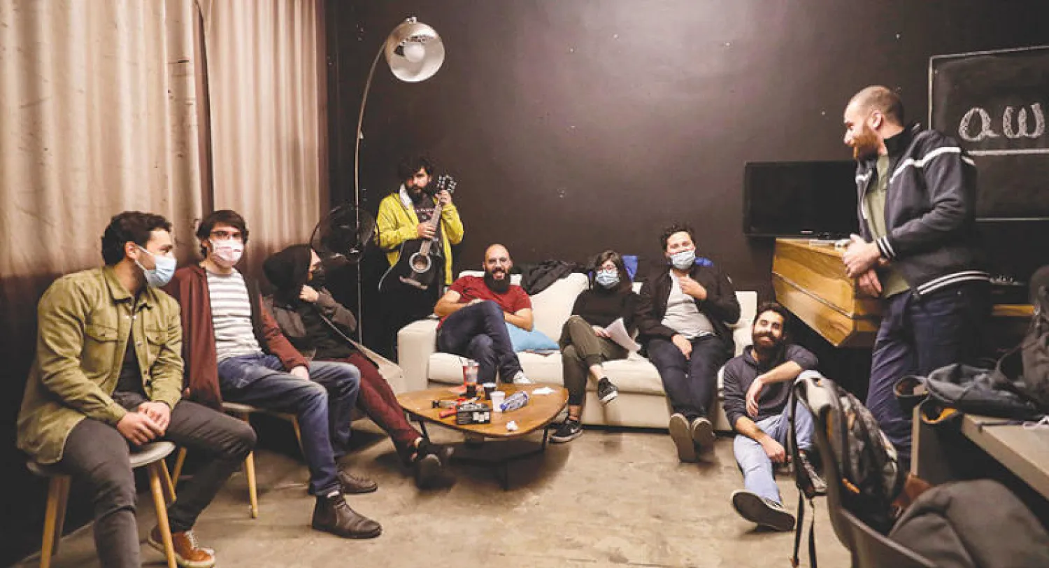 كوميديون لبنانيون قبل عرضهم في حي الكرنتينا في بيروت (أ.ف.ب)