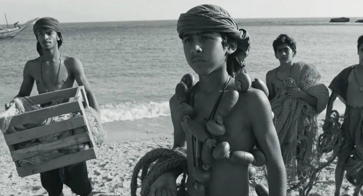 مشهد من فيلم «سيدة البحر» الذي صُوّر بالأسود والأبيض