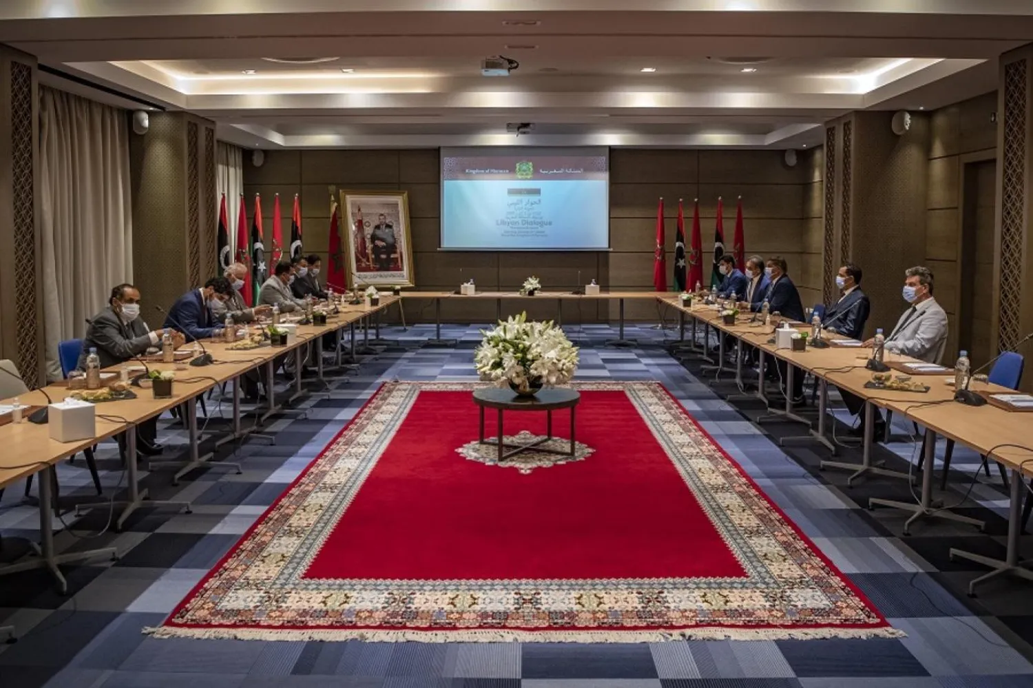 Libya’daki çatışmanın tarafları Fas’ın Bouznika şehrindeki bir toplantı sırasında (AFP)