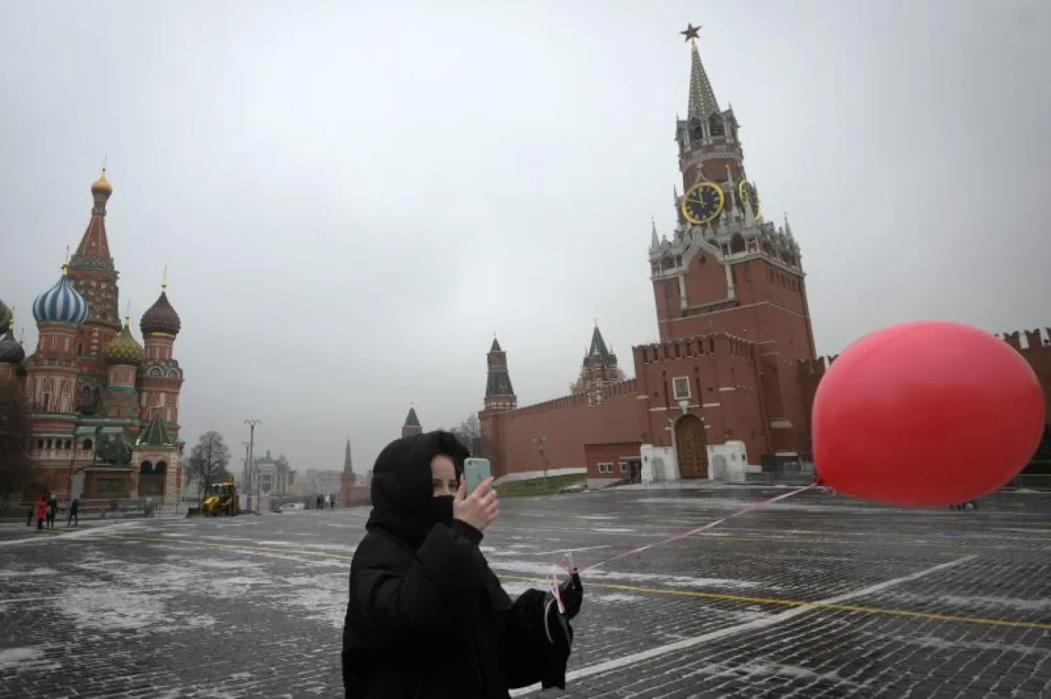 سيدة ترتدي قناعاً واقياً في الميدان الأحمر بموسكو (أرشيفية- أ.ف.ب)