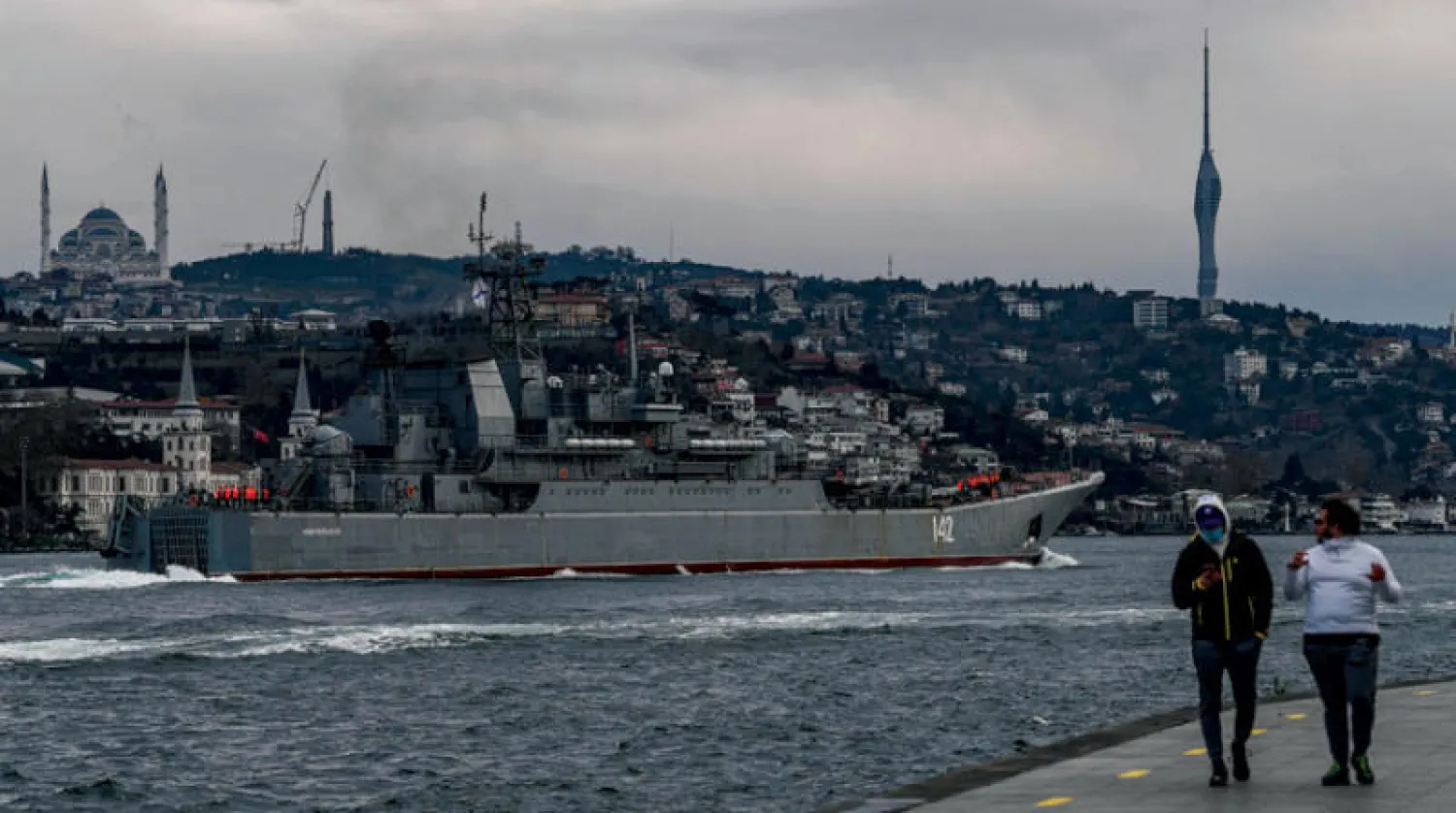 البارجة الروسية «بي إس إف 142 نوفوتشركاسك» خلال عبورها مضيق البوسفور أمس (أ.ف.ب)