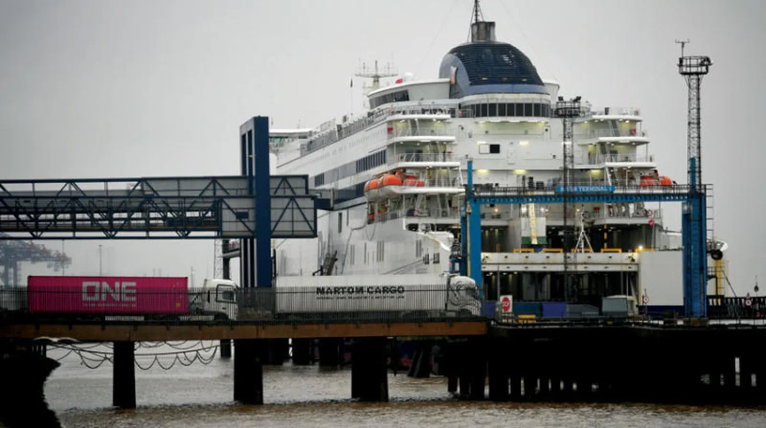 شاحنات بضائع تنتظر الصعود إلى متن سفينة في ميناء هل بشمال شرقي إنجلترا أمس (أ.ف.ب)