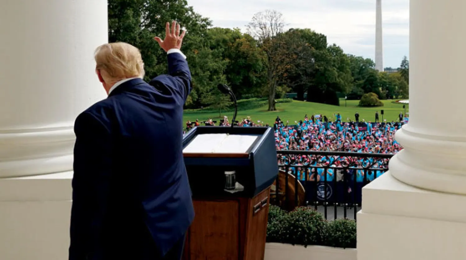 ترمب يحيي أنصاره من شرفة البيت الأبيض في 10 أكتوبر الماضي (أ.ب)