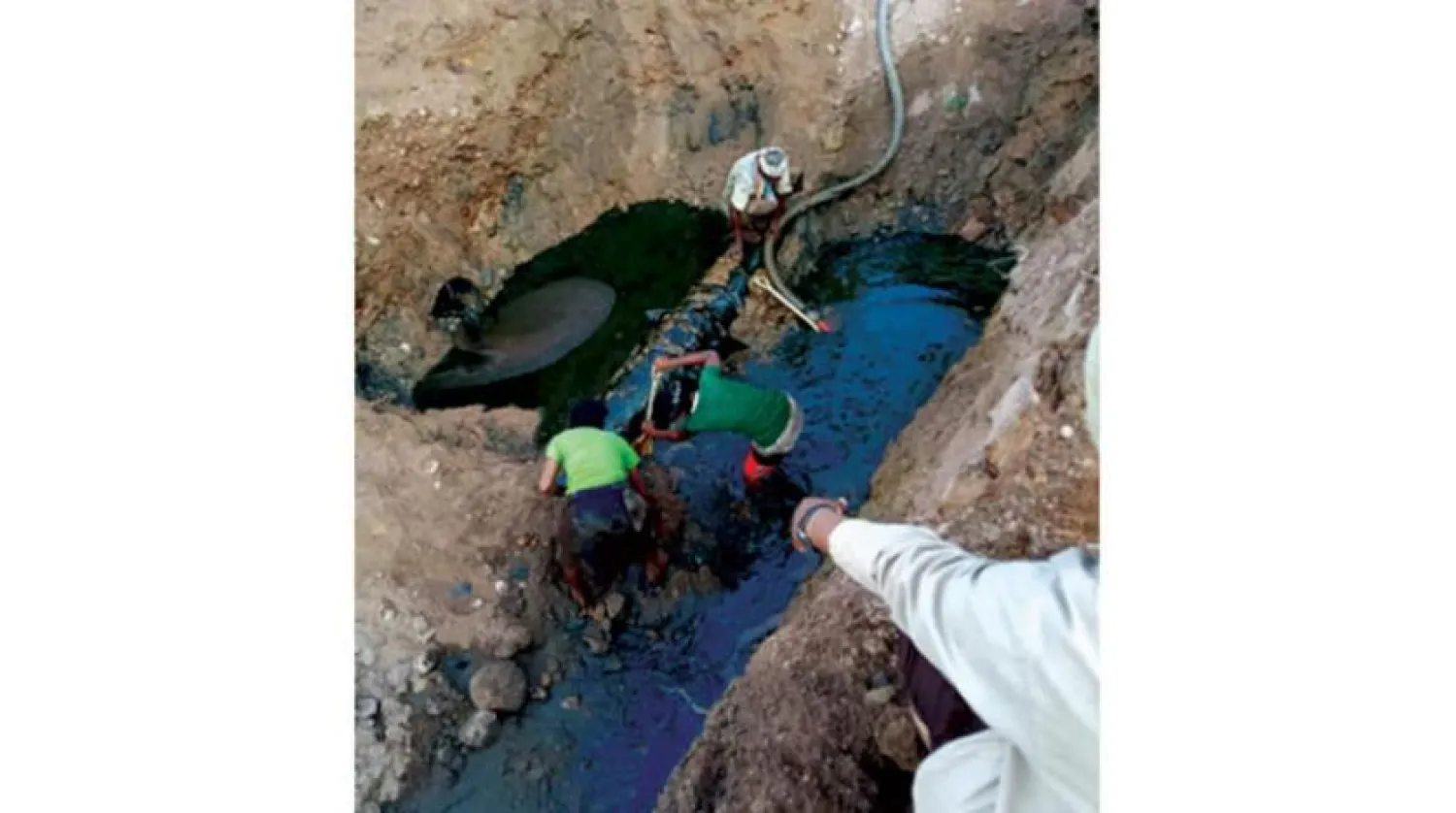 A picture of an oil spill in one of the pipelines under study in Shabwa governorate, Yemen, Asharq Al-Awsat 

