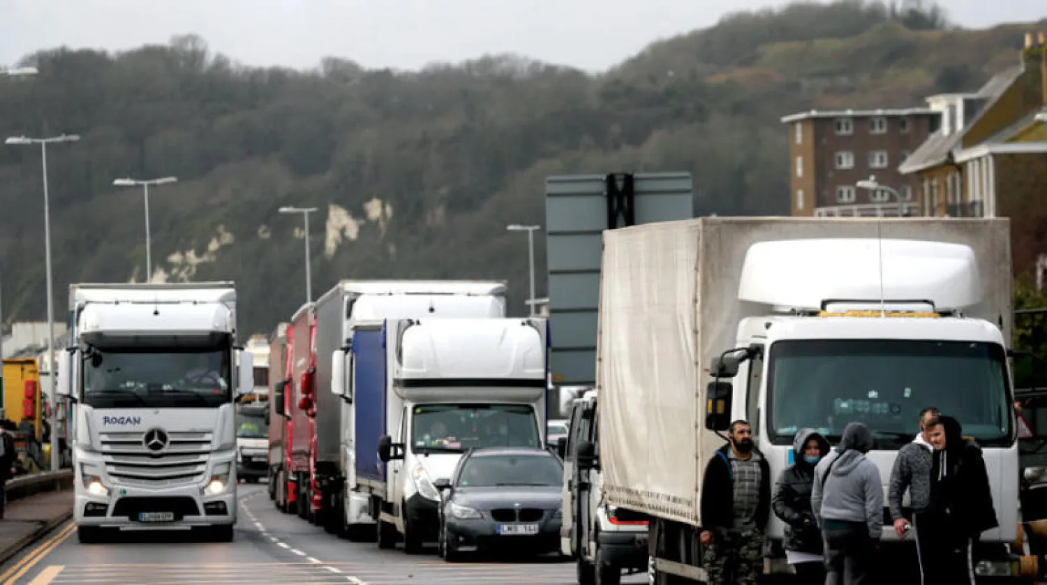 شاحنات تنتظر في جنوب بريطانيا للعبور إلى فرنسا (أ.ب)