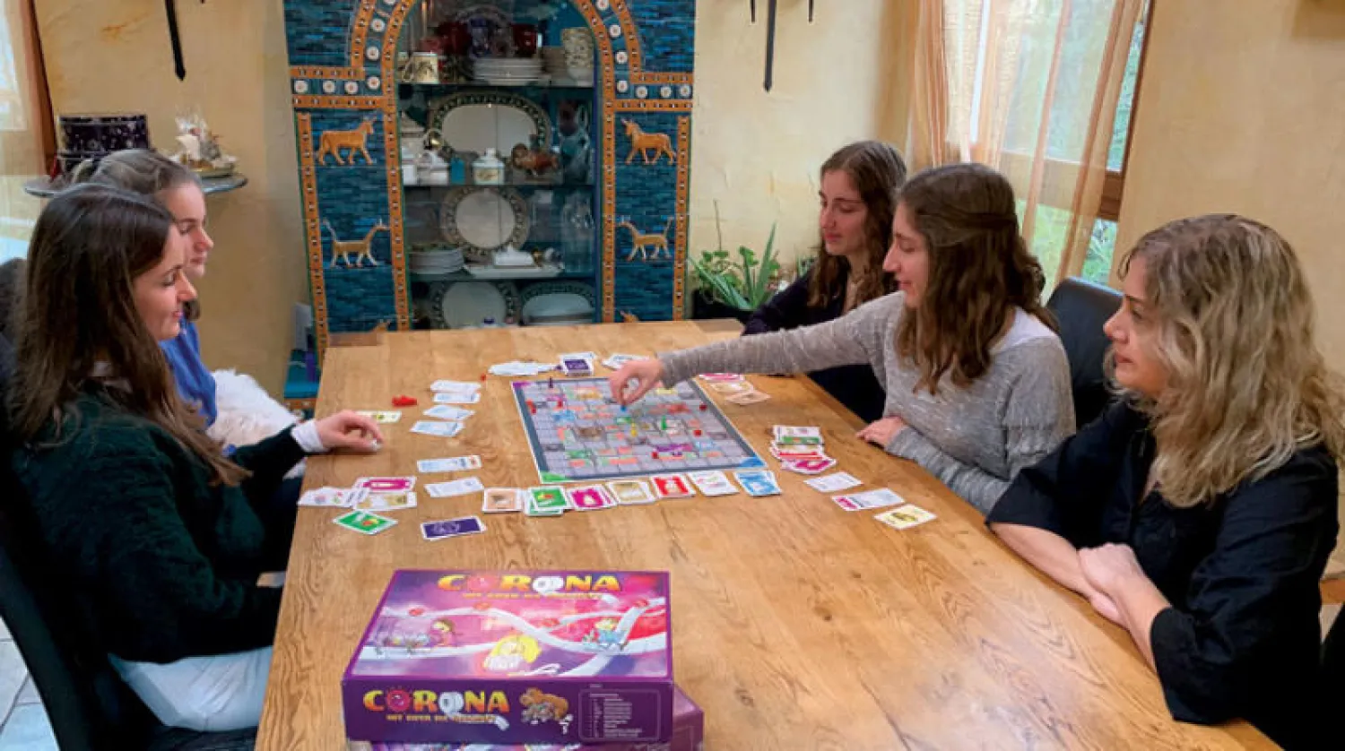 الأخوات شوادرلاب يمارسن لعبة «كورونا» (رويترز)