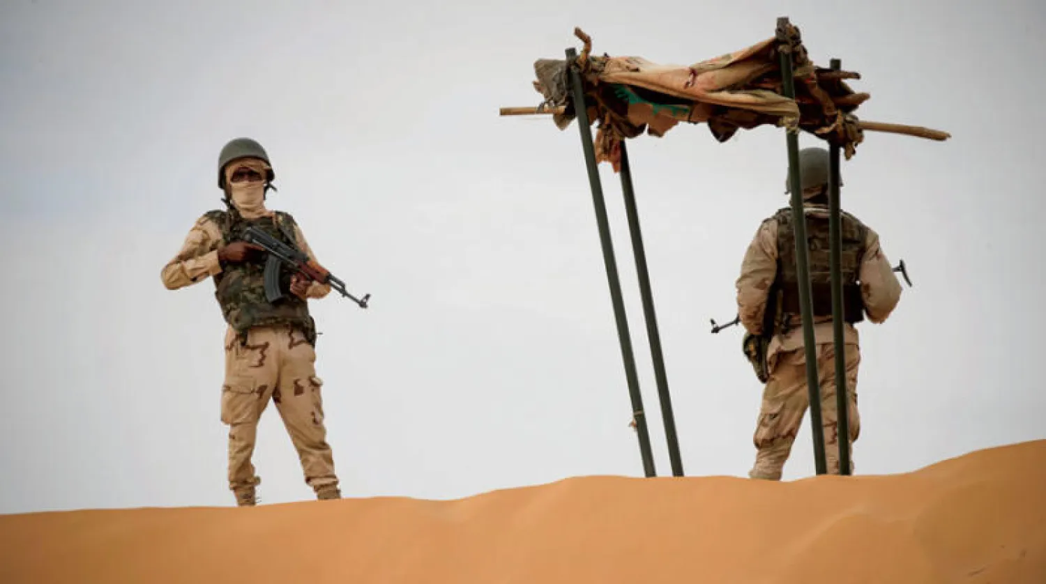 صورة أرشيفية لموقع عسكري على حدود موريتانيا مع مالي التي تنشط فيها جماعات متشددة اتهمها تقرير دولي أمس بارتكاب جرائم ضد الإنسانية (أ.ف.ب)