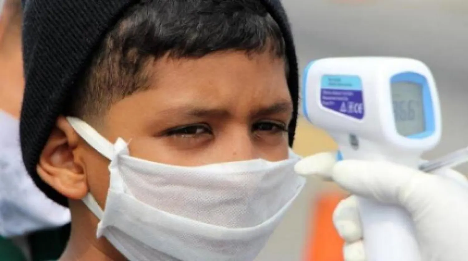 Kolombiya’da bir çocuğun ateşi ölçülüyor (EPA-Arşiv)