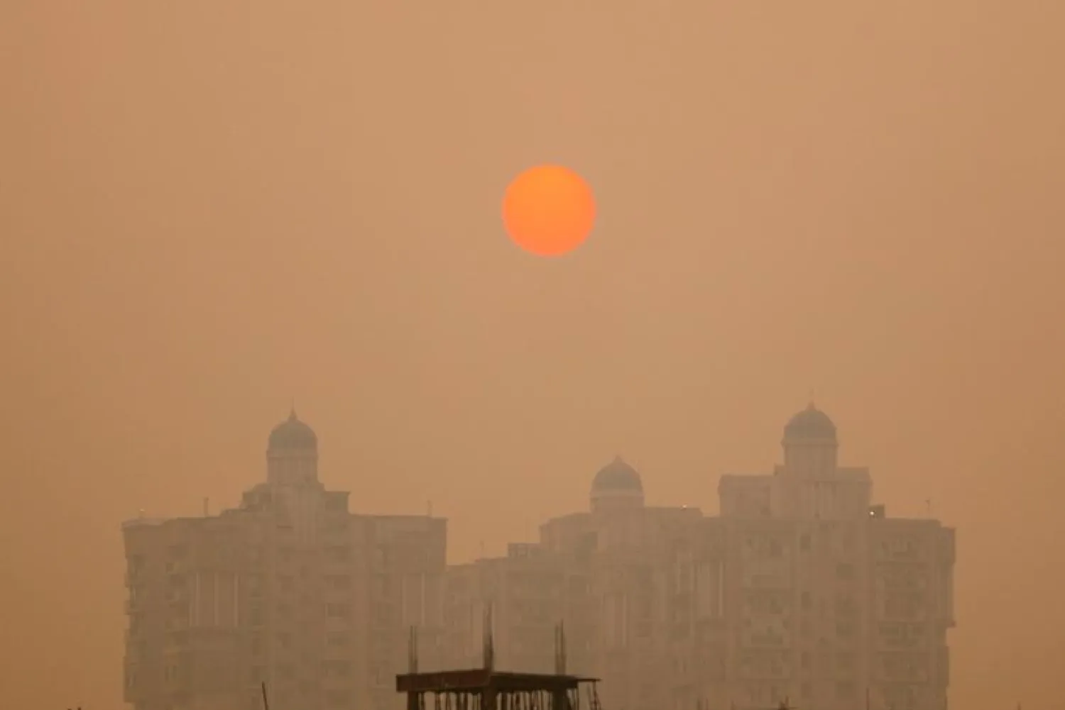 A residential building is seen shrouded in smog in Noida on the outskirts of New Delhi, India, November 14, 2020. REUTERS/Adnan Abidi
