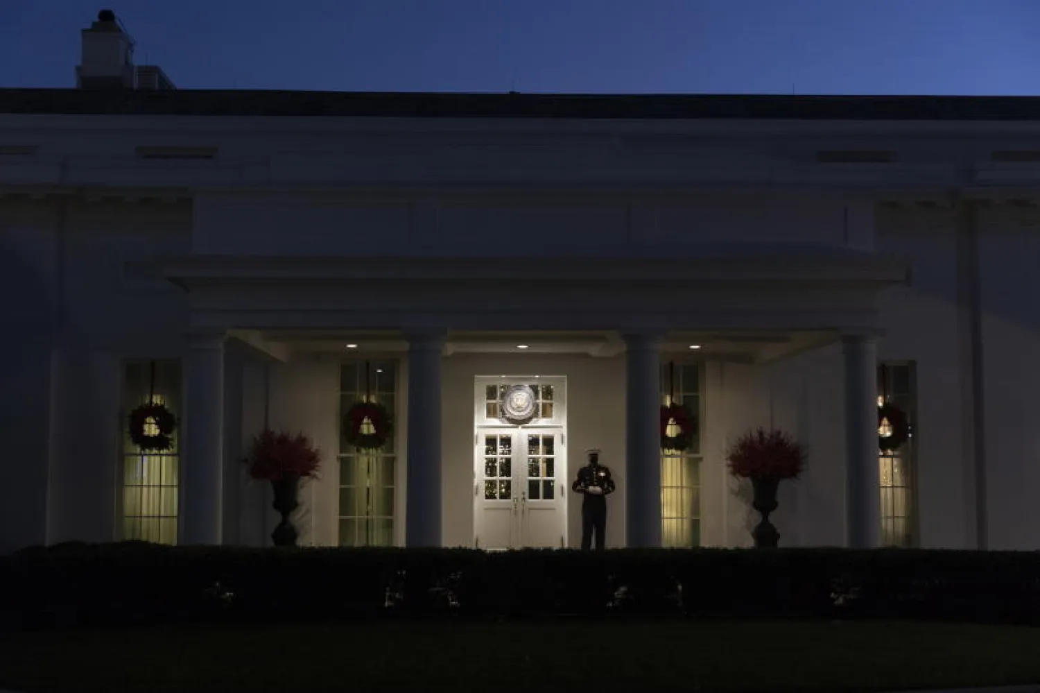 عنصر من المارينز خارج الجناح الغربي للبيت الأبيض (إ.ب.أ)