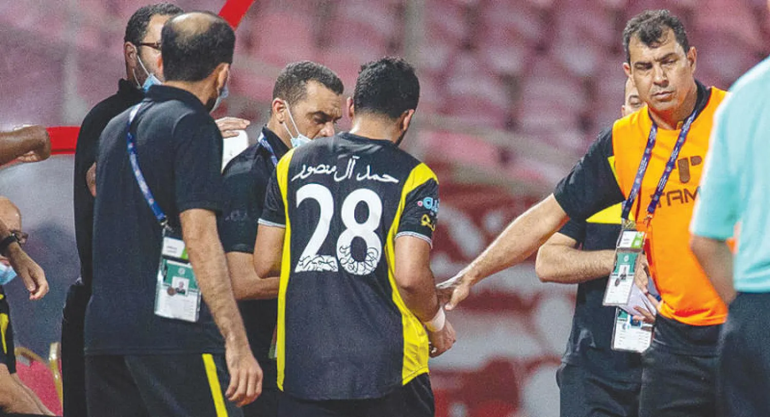 حمد المنصور لحظة استبداله خلال مواجهة الاتحاد والرائد (تصوير: محمد المانع)