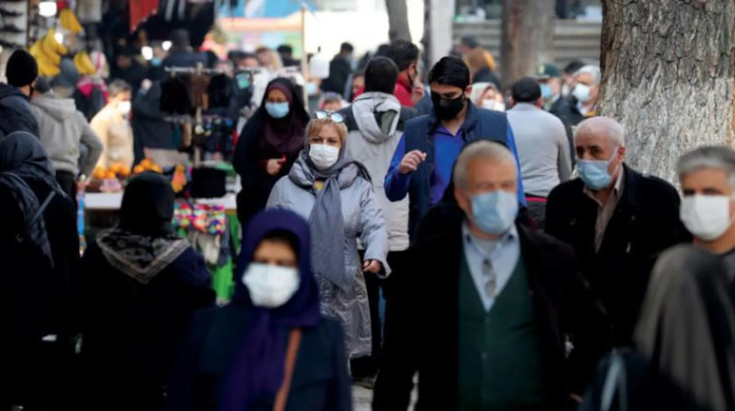 Dün Tahran’da bir cadde maske takan İranlılar (EPA)