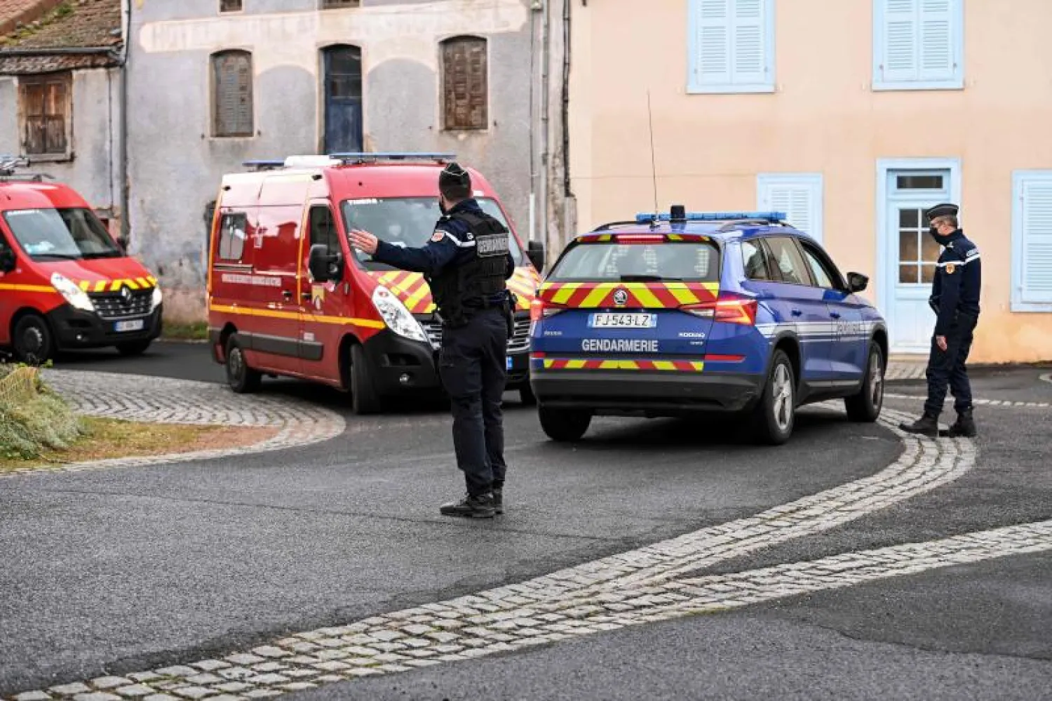 قوة من الشرطة والإطفاء في موقع الحادث (أ.ف.ب)