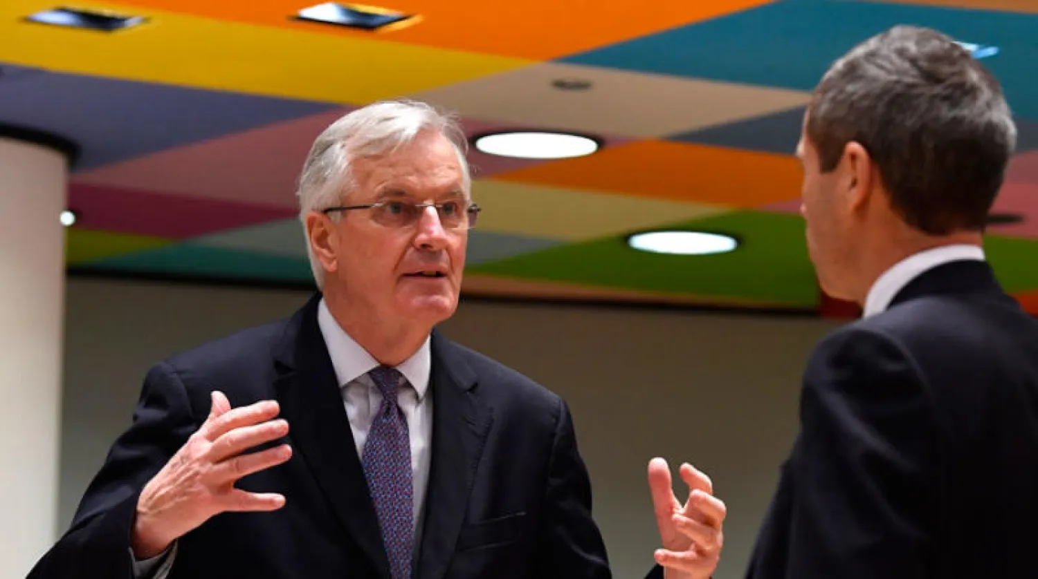 بارنييه يتحدث مع المندوب الألماني لدى الاتحاد الأوروبي حول «بريكست» في بروكسل أول من أمس (أ.ب)