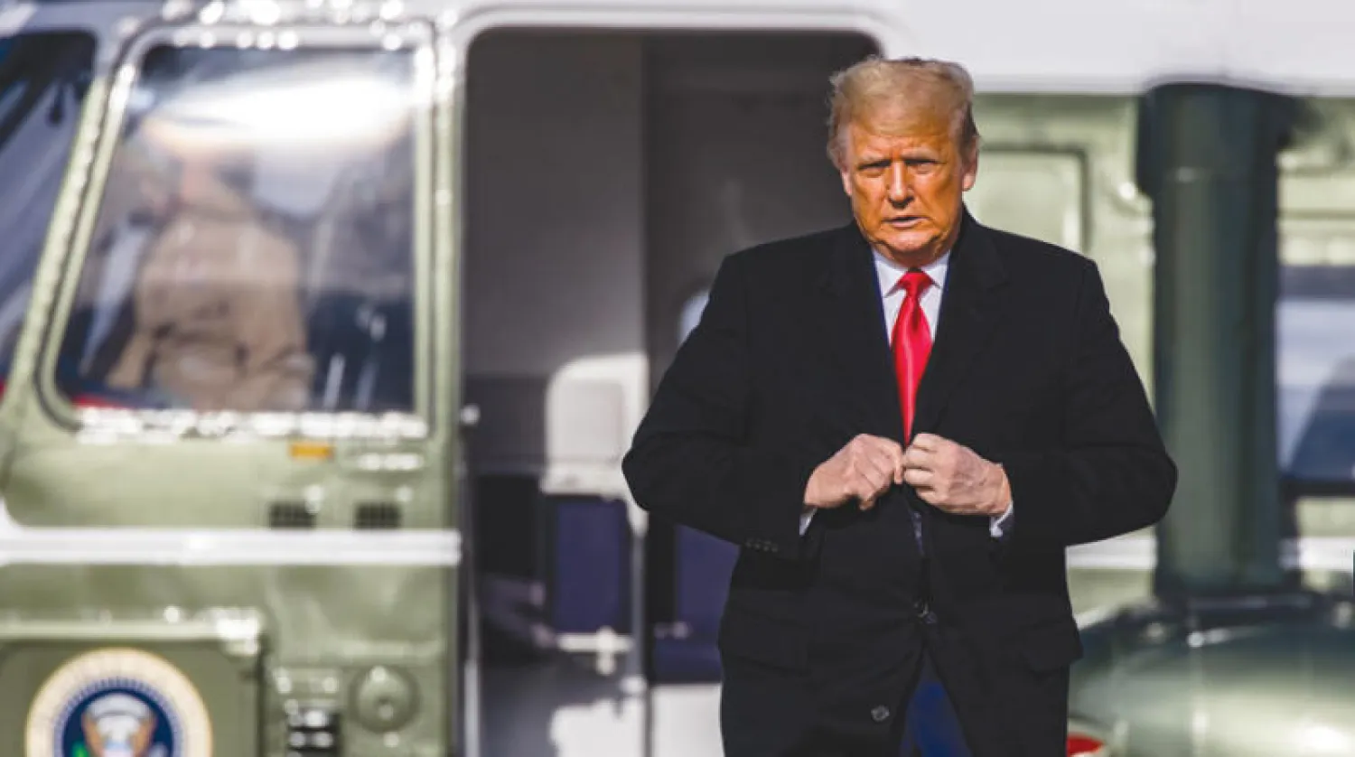 ترمب يستعد للصعود على متن طائرة الرئاسة بقاعدة «آندروز» بولاية ميريلاند في 12 ديسمبر الحالي (نيويورك تايمز)